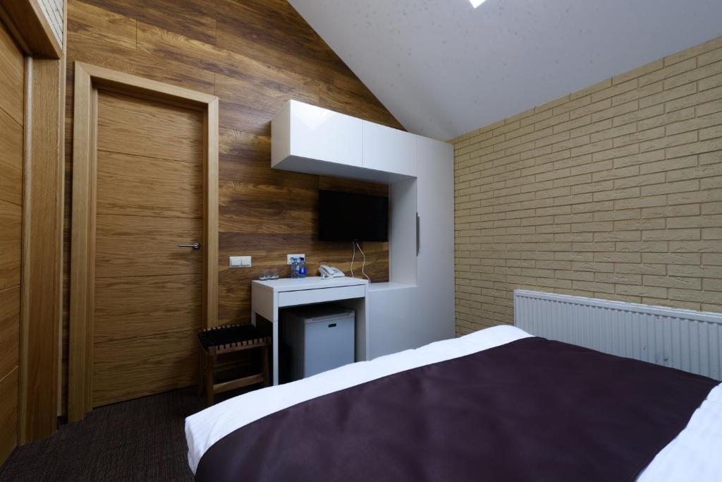 Двухместный (Двухместный с 1 кроватью или 2 отдельными кроватями и душем) мини-отеля Fox Inn, Лисий Нос