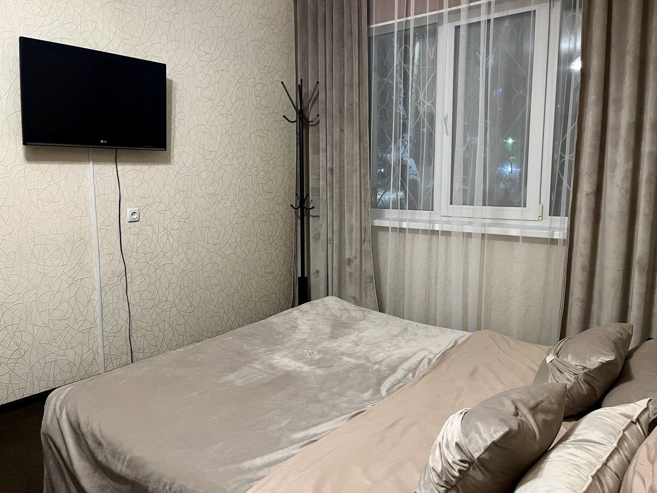 Двухместный (Однокомнатный двухместный номер с одной большой кроватью) мини-отеля De Lyuks Inn, Орск