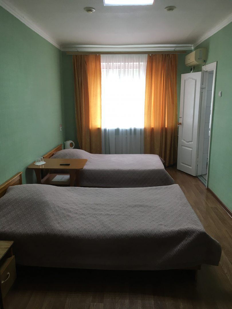 Двухместный (Двухместный номер с двумя раздельными кроватями и душем) гостиницы Кристалл, Пролетарск