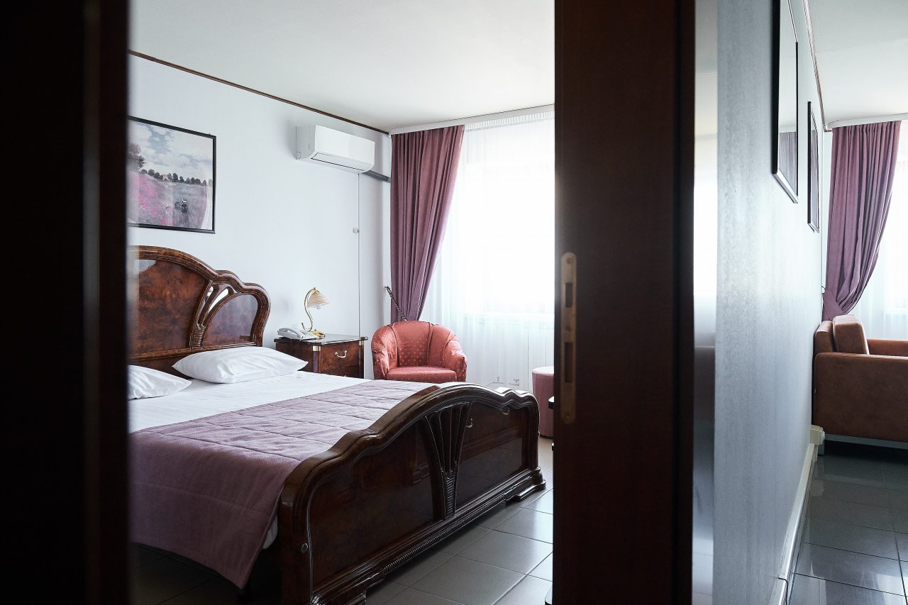 Люкс (Люкс 1Б), Отель Русь