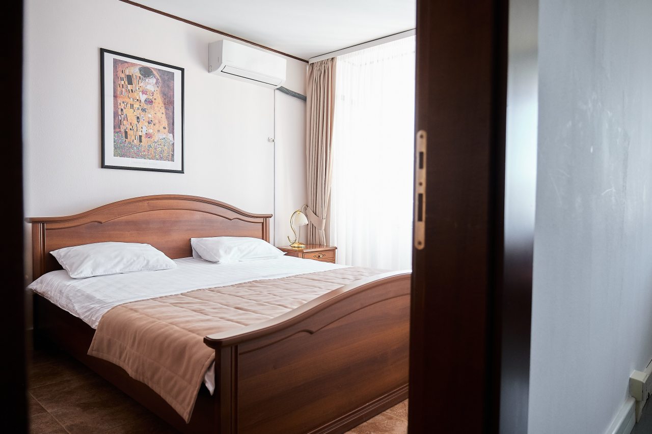 Люкс (Люкс 1Б), Отель Русь