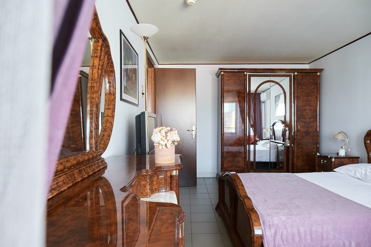 Люкс (Люкс 1М), Отель Русь