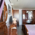 Люкс (Люкс 1М), Отель Русь