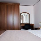 Люкс (Люкс2), Отель Русь