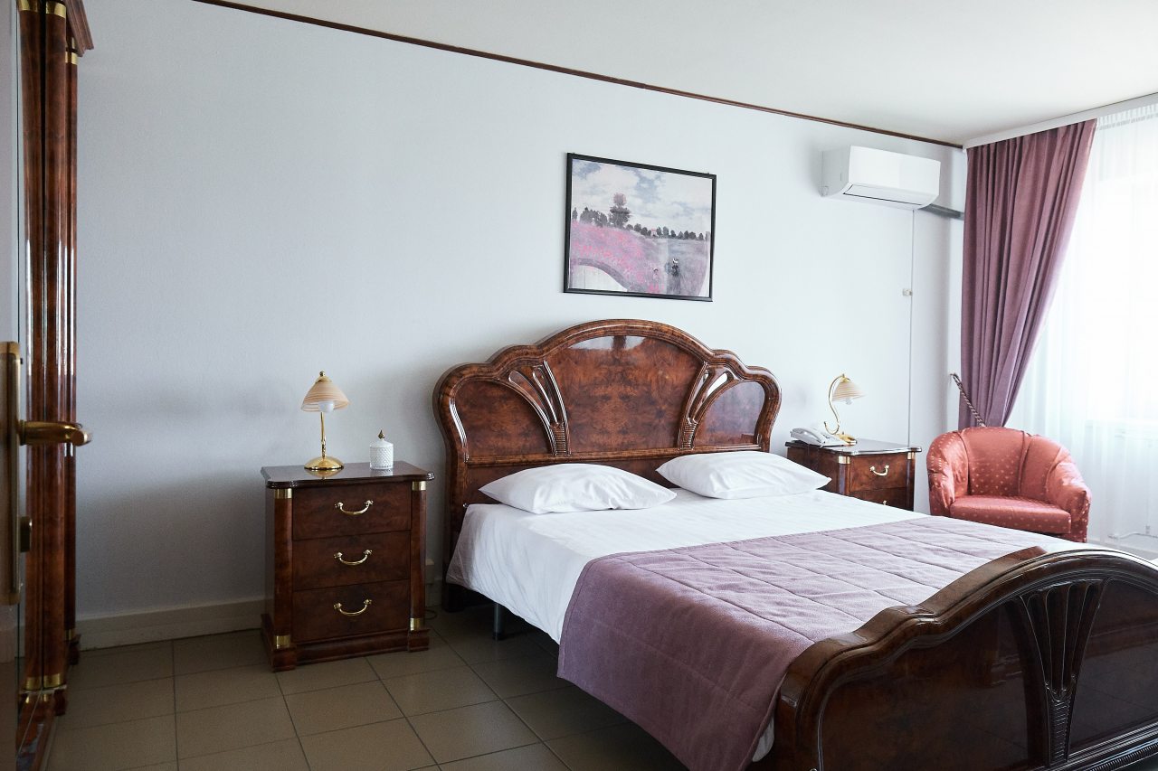 Люкс (Люкс1ср), Отель Русь