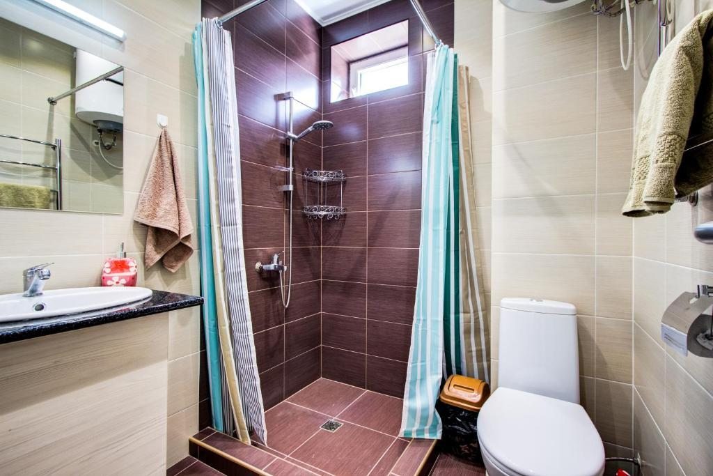 Двухместный (Двухместный номер с 1 кроватью или 2 отдельными кроватями и собственной ванной комнатой) отеля Хиллсайд, Каракол (Иссык-Кульская область)