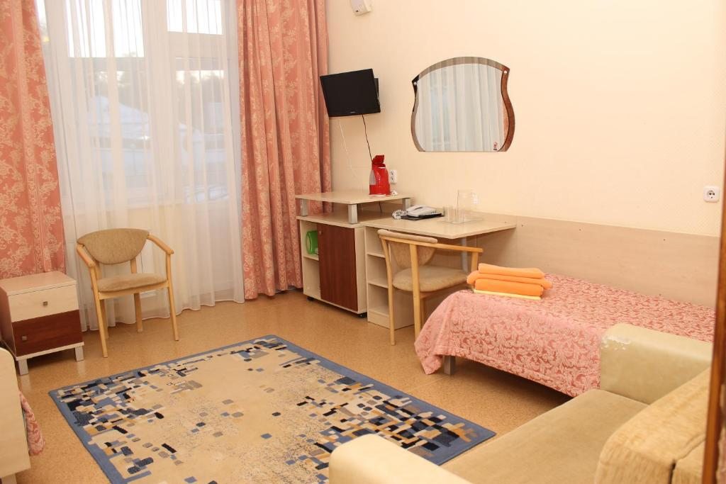 Двухместный (Стандартный номер с 2 односпальными кроватями и диваном) санатория Ружанский, Ружаны