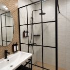 Люкс (Двухкомнатный номер на 1 этаже (1101)), База отдыха Золотая рыбка