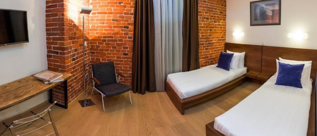 Двухместный (Улучшенный двухместный номер с 2 отдельными кроватями) отеля Brick Design Отель, Москва
