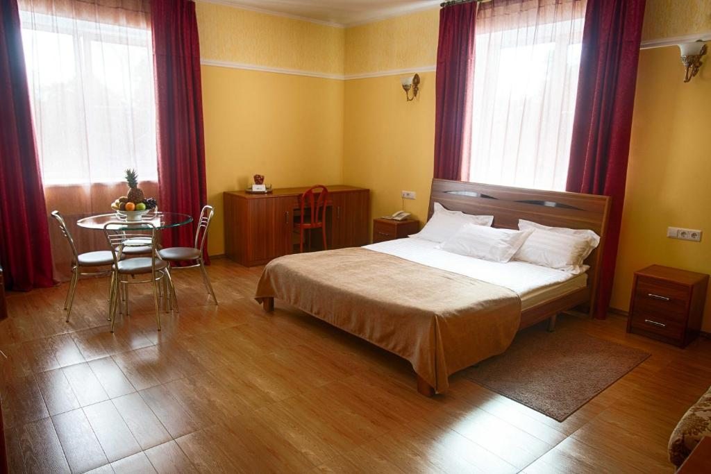 Двухместный (Улучшенный двухместный номер с 1 кроватью или 2 отдельными кроватями) гостиницы Вокруг Света, Жуковский