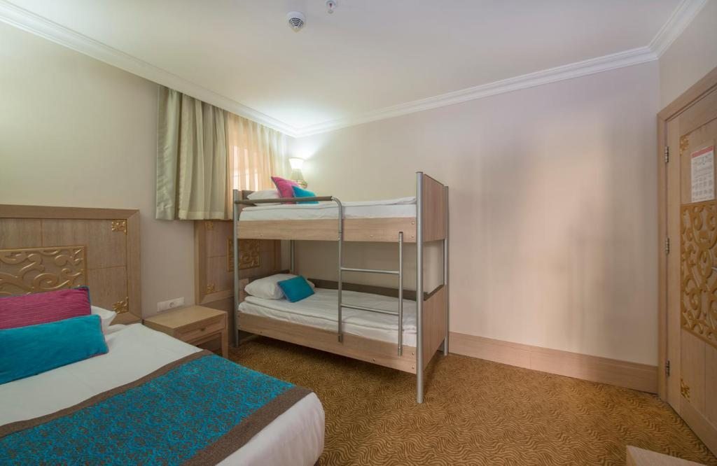 Семейный (Семейный номер с двухъярусной кроватью (для 3 взрослых и 2 детей)) курортного отеля Crystal Family Resort & Spa, Белек