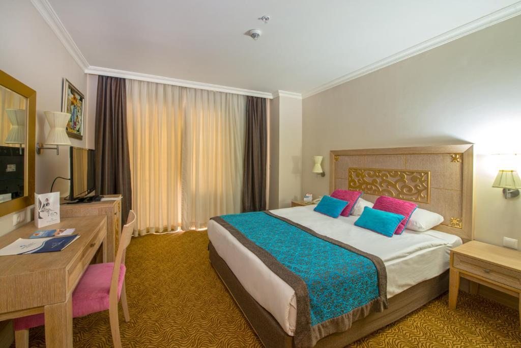 Семейный (Семейный номер с двухъярусной кроватью (для 2 взрослых и 3 детей)) курортного отеля Crystal Family Resort & Spa, Белек