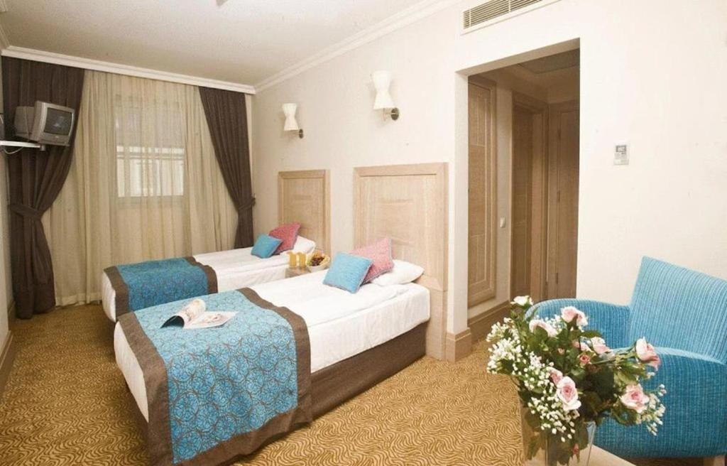 Двухместный (Стандартный двухместный номер с 1 двуспальной или 2 отдельными кроватями, вид на окрестности) курортного отеля Crystal Family Resort & Spa, Белек
