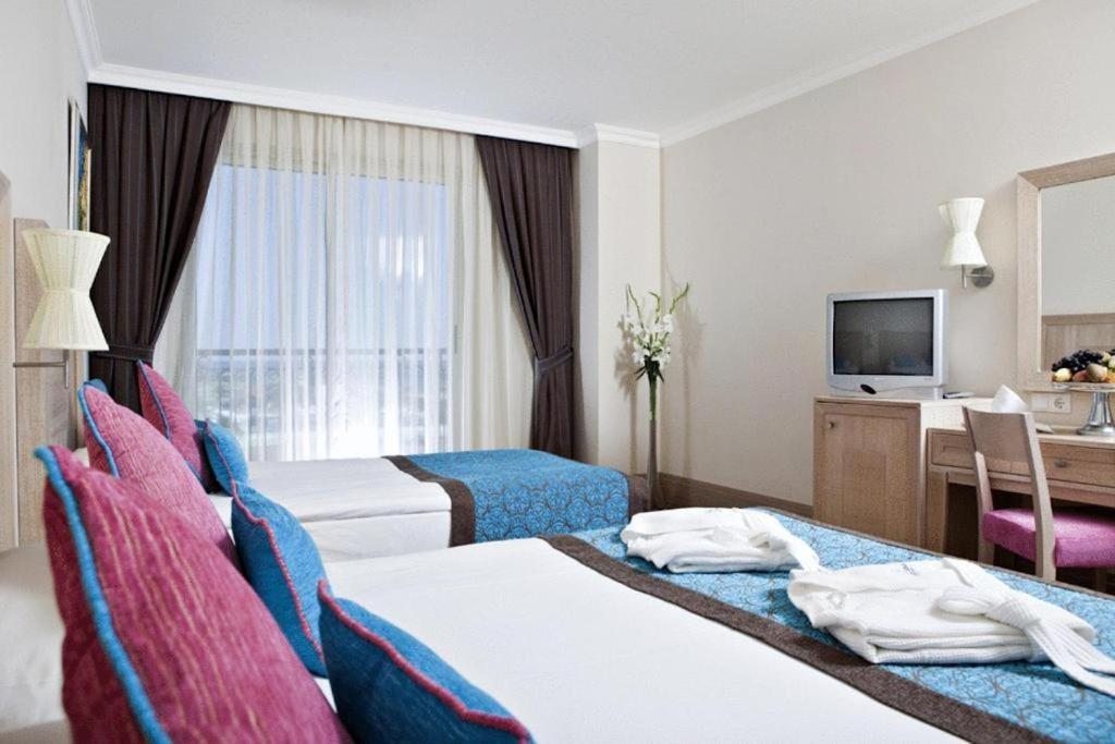 Трехместный (Стандартный трехместный номер с видом на окрестности) курортного отеля Crystal Family Resort & Spa, Белек
