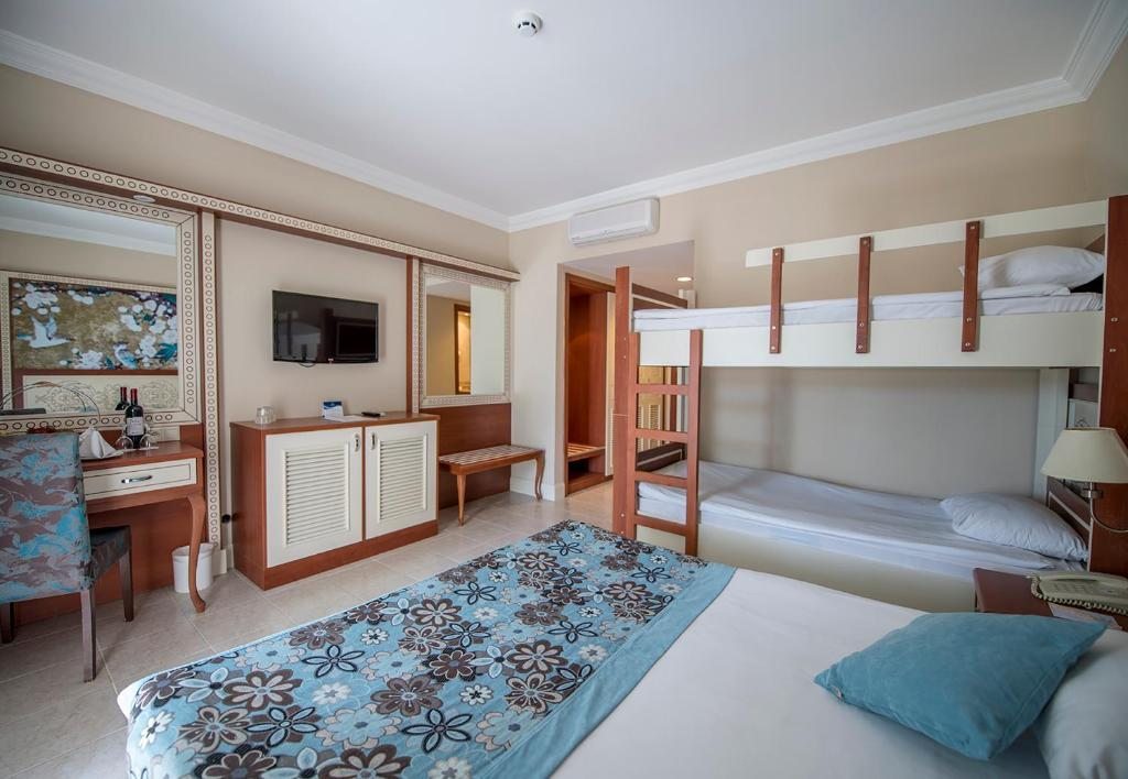 Семейный (Стандартный двухместный номер с двухъярусной кроватью) курортного отеля Crystal Paraiso Verde Resort & Spa, Белек