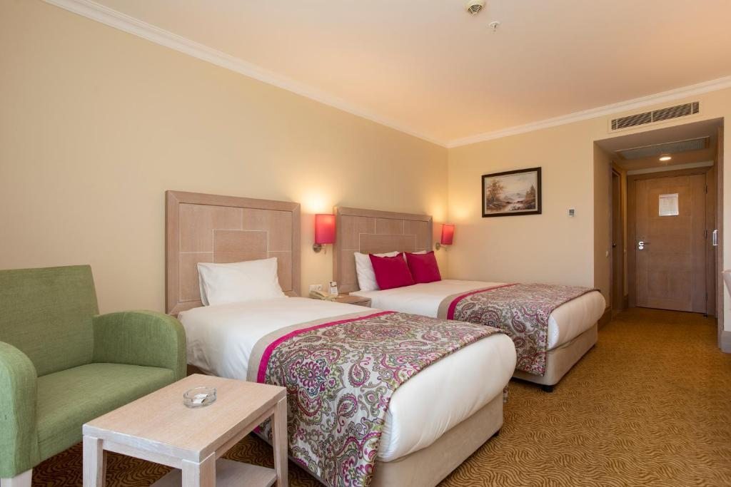 Двухместный (Стандартный двухместный номер с 1 кроватью (для 2 взрослых и 2 детей в возрасте до 11 лет включительно)) отеля Orange County Resort Hotel Belek - Ultra All Inclusive, Белек