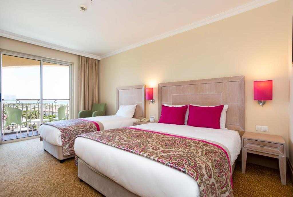 Двухместный (Стандартный двухместный номер с 1 кроватью и боковым видом на море (для 2 взрослых и 2 детей в возрасте до 12 лет)) отеля Orange County Resort Hotel Belek - Ultra All Inclusive, Белек
