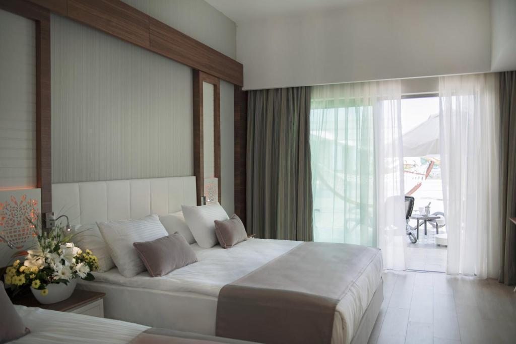 Трехместный (Трехместный номер с боковым видом на море) отеля Port Nature Luxury Resort, Белек