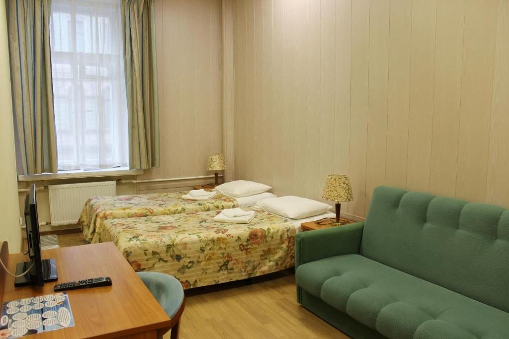 Трехместный (Трехместный номер эконом-класса с общей ванной комнатой) мини-отеля Восстания 3, Санкт-Петербург