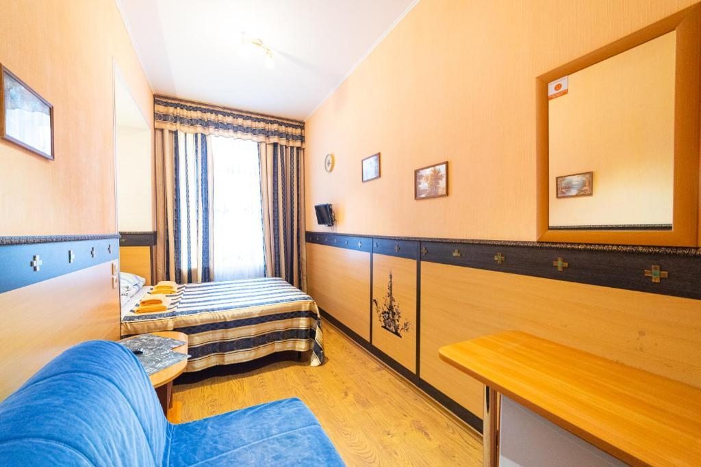 Двухместный (Двухместный номер с двуспальной кроватью и дополнительной кроватью) отеля Север, Санкт-Петербург