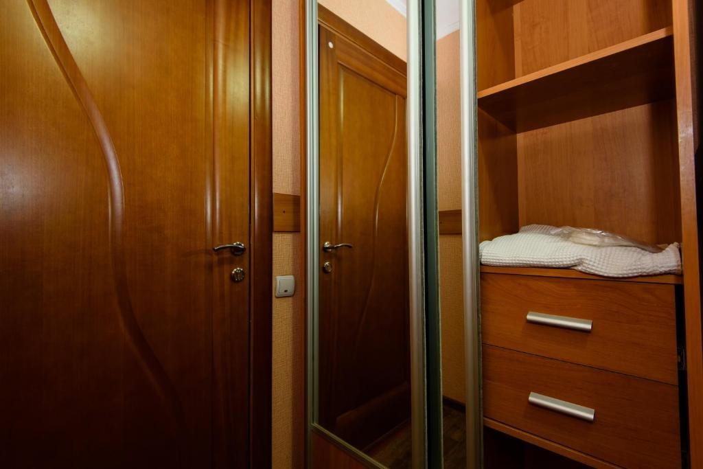 Двухместный (Двухместный номер с двуспальной кроватью и дополнительной кроватью) отеля Баваренок, Белокуриха