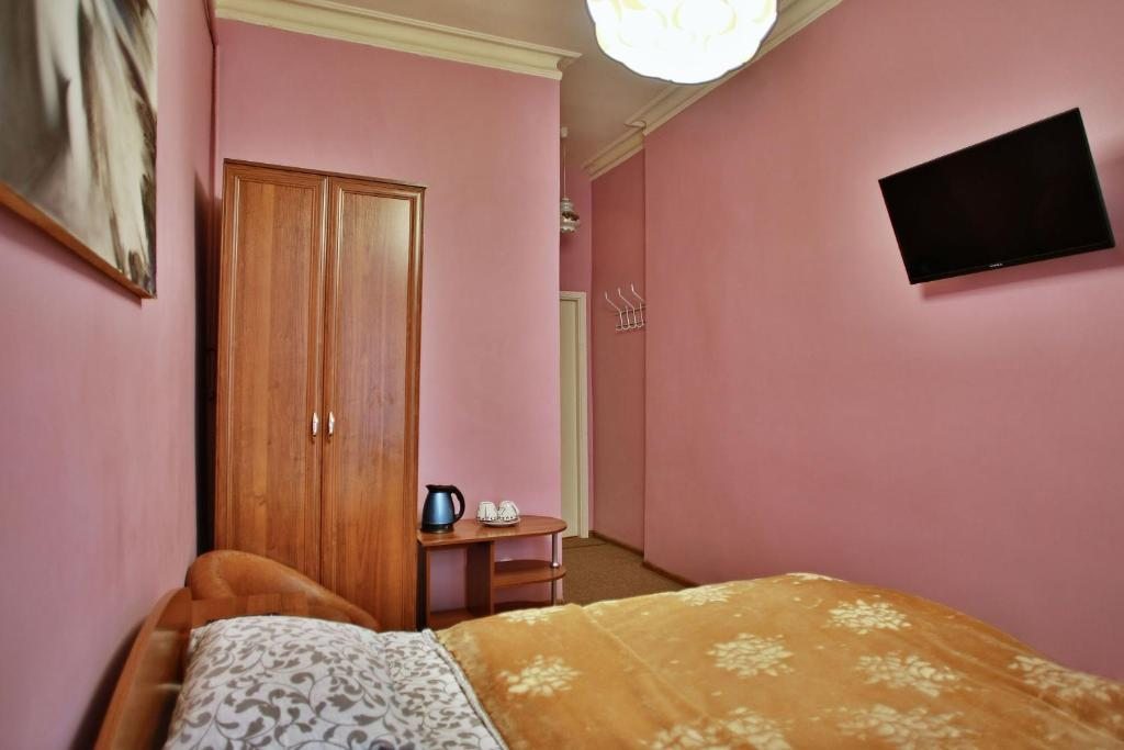 Двухместный (Двухместный номер «Комфорт» с 1 кроватью и ванной комнатой) гостевого дома Флигель на Жуковского, Санкт-Петербург
