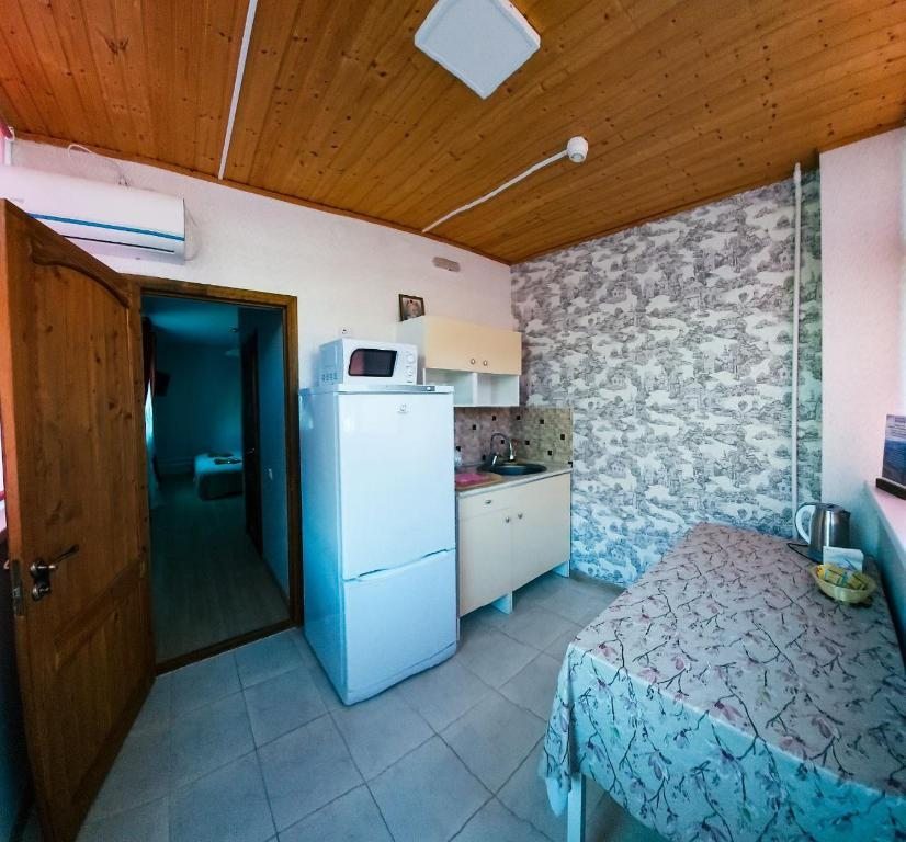 Двухместный (Номер с кроватью размера «king-size») гостевого дома Морозовъ, Каменномостский, Республика Адыгея
