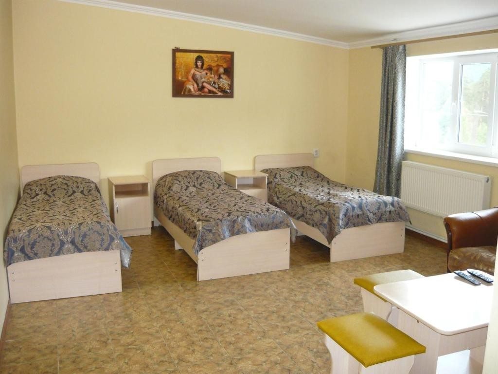 Трехместный (Трехместный номер с видом на горы) гостиницы Солнечная Поляна, Архыз