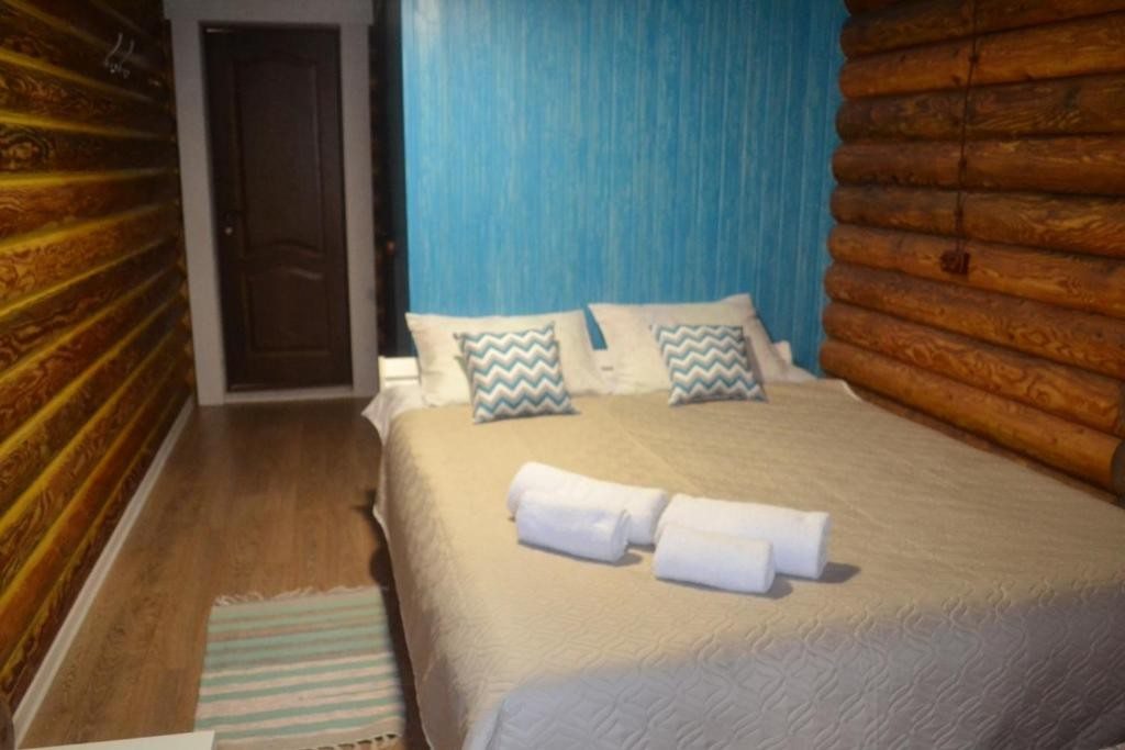 Двухместный (Двухместный номер с двуспальной кроватью и дополнительной кроватью) отеля Эдам, Архыз
