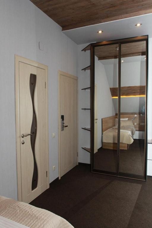 Двухместный (Улучшенный двухместный номер с 2 отдельными кроватями) отеля ПАРКoffКА, Шерегеш