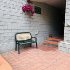 Крыльцо отеля с зоной отдыха