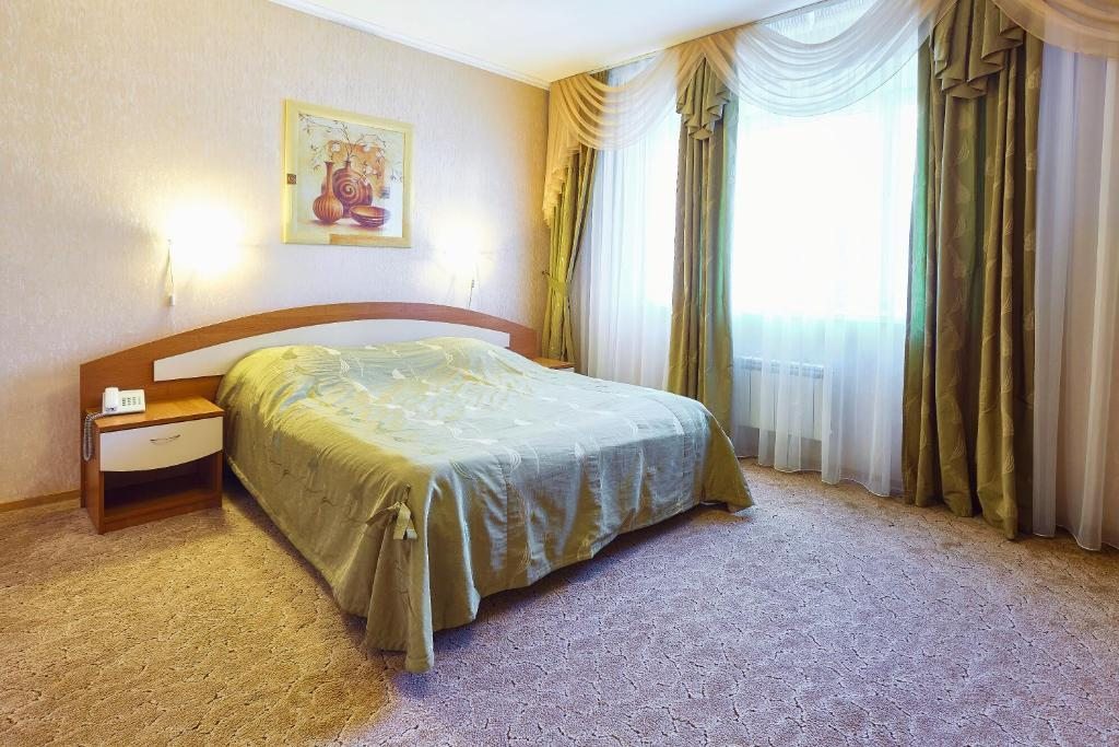Сьюит (Люкс с 1 спальней) гостиницы Малахит 2000, Екатеринбург