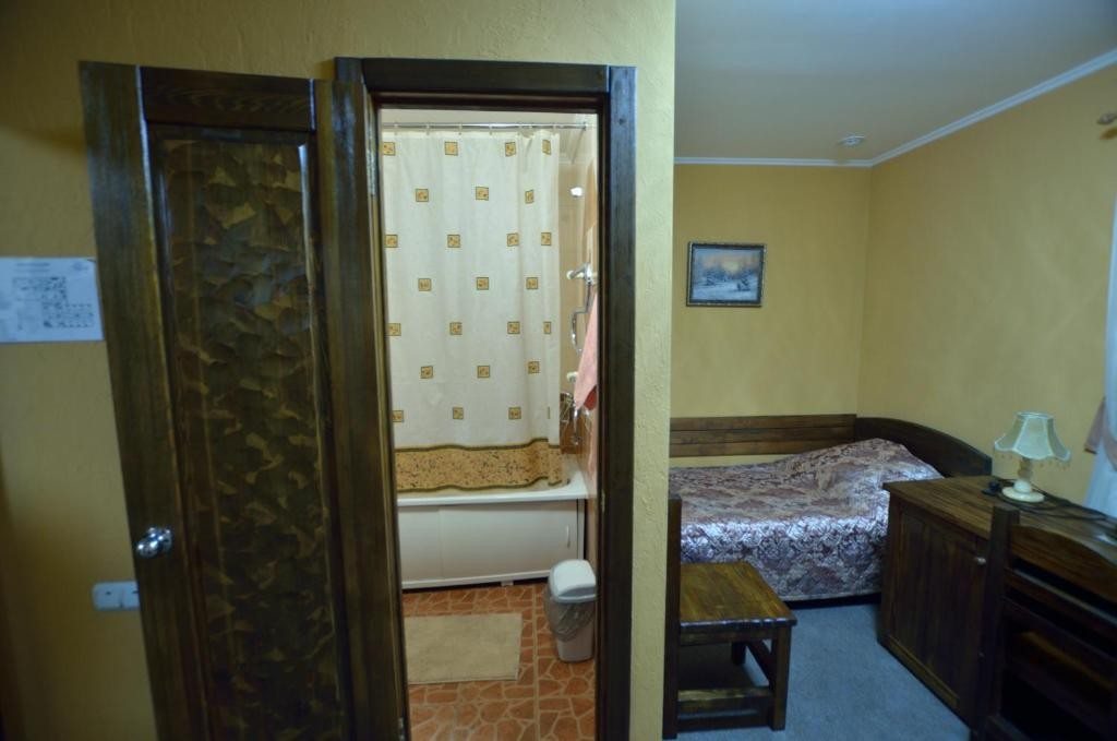 Двухместный (Двухместный номер с 2 отдельными кроватями и ванной комнатой) мини-гостиницы Garni Inn, Красноярск