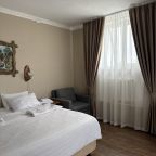 Люкс (для двух взрослых и двоих детей), Отель Аристократ