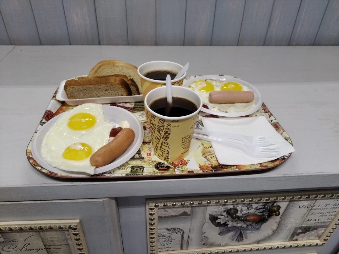 Завтрак: яичница, сосиски, хлеб, черный кофе