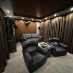 Кинотеатр с удобным кожаным диваном и креслами