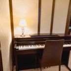 Зона отдыха с пианино