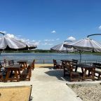 Обеденная зона и зона отдыха н набережной