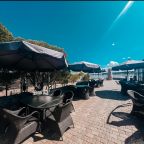 Обеденная зона и зона отдыха на набережной