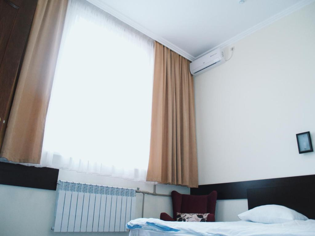 Двухместный (Улучшенный, С 1 кроватью) гостиницы Камелия-в, Владикавказ