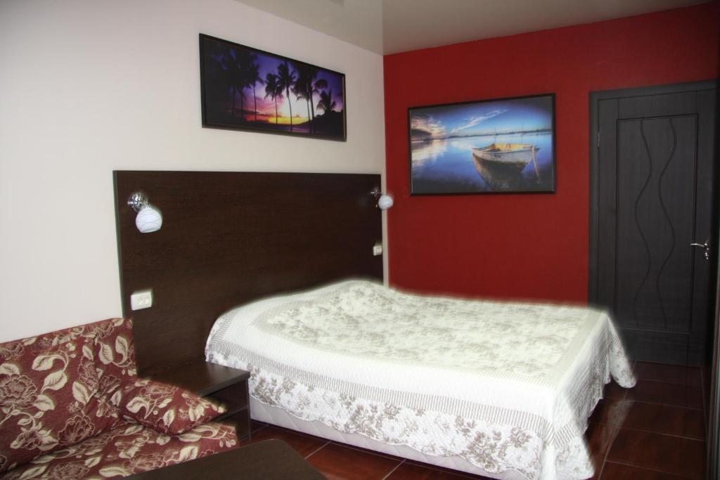 Двухместный (Двухместный номер с 1 кроватью или 2 отдельными кроватями и дополнительной кроватью) гостевого дома Лагуна, Новороссийск