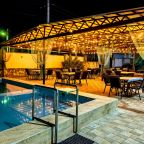 Открытый плавательный бассейн, Гостиница Анна