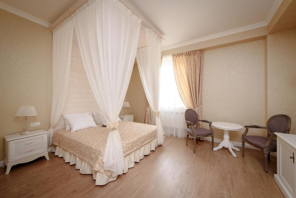 Двухместный (Номер Делюкс с кроватью размера «king-size») мини-отеля Винотеррия, Семигорский