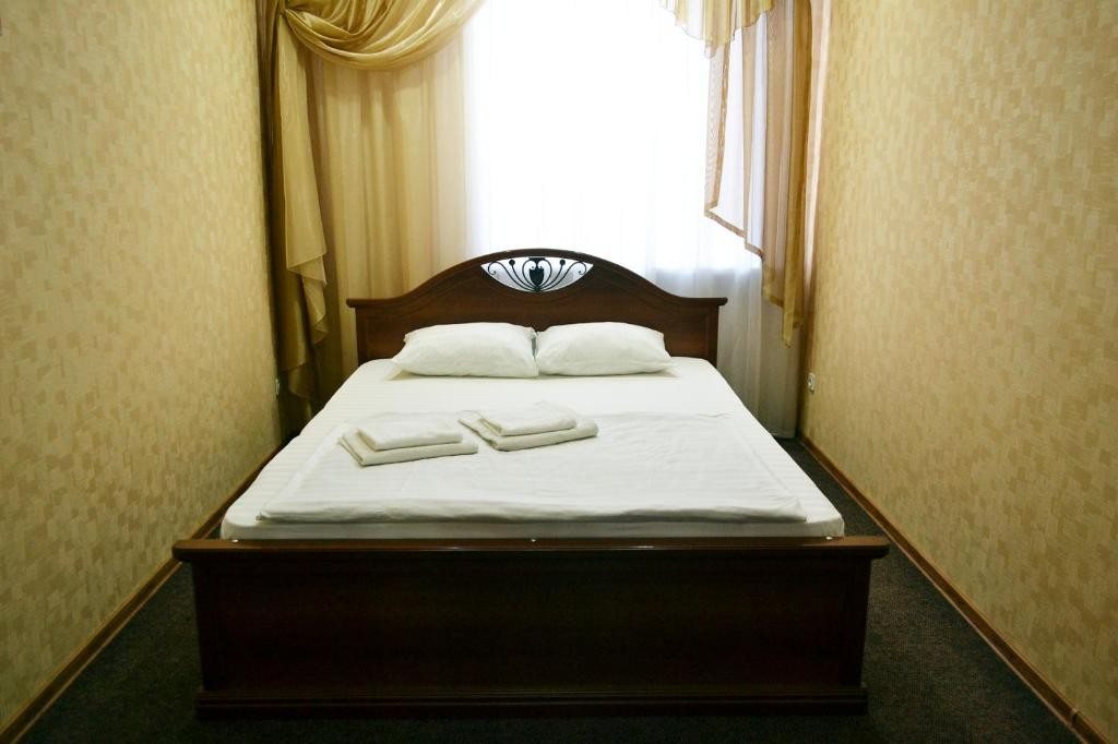Сьюит (Люкс с балконом и кроватью размера «king-size») отеля Гелион, Барнаул