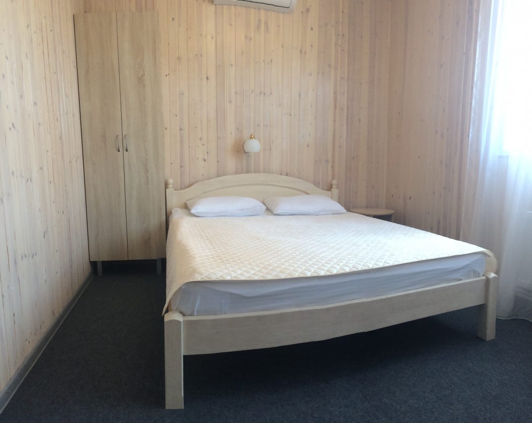 Двухместный (Комфорт с одной двухместной кроватью) мини-отеля Дача, Ижевск