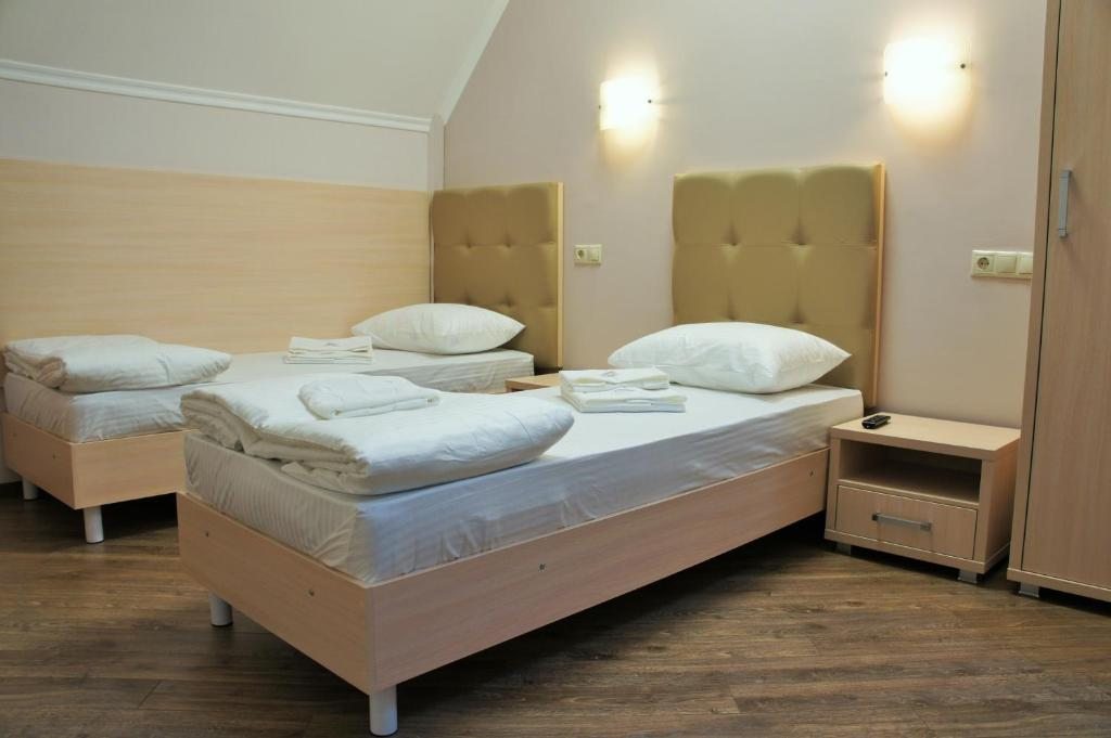 Двухместный (Двухместный номер в мансарде с 2 отдельными кроватями) отеля B&B HOTEL, Краснодар