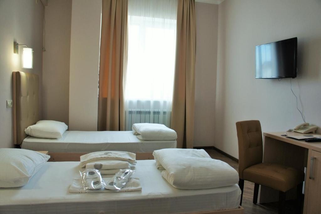 Двухместный (Улучшенный двухместный номер с 2 отдельными кроватями) отеля B&B HOTEL, Краснодар