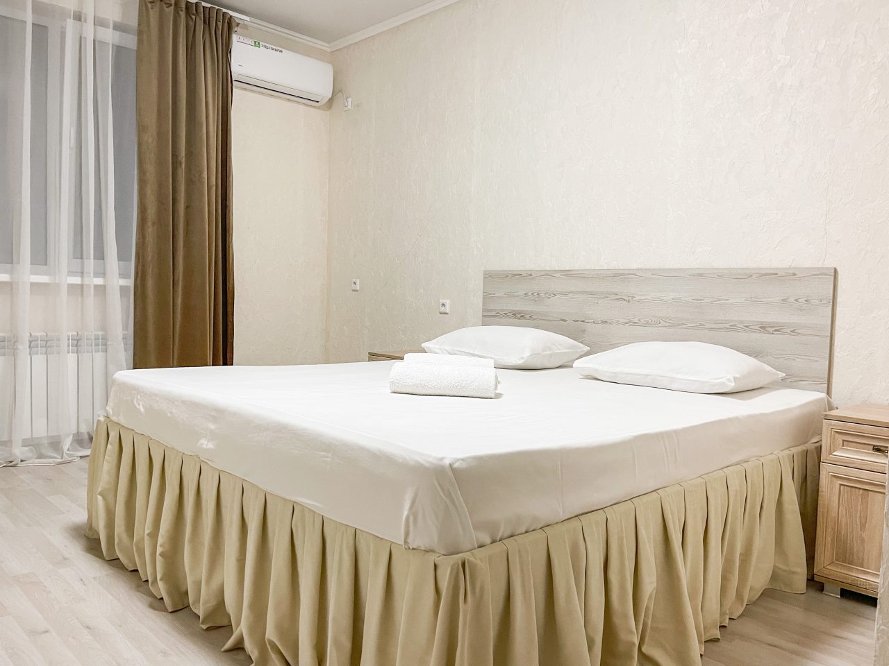 Двухместный (Эконом с одной двуспальной кроватью окна в коридор) отеля Лабиринт, Краснодар