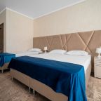 Трехместный (Стандарт с видом на улицу), Отель Лабиринт