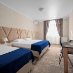 Трехместный (Стандарт с видом на улицу), Отель Лабиринт